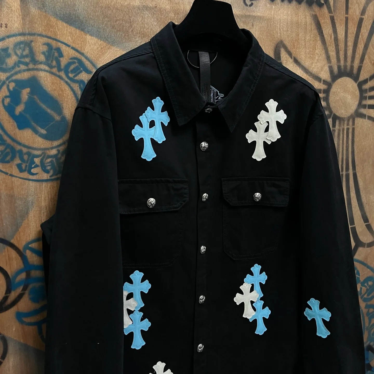P610 Wang Zha has a new one! Heavy 15.5oz! Kill all market versions instantly! The price has bottomed out. Chrome Hearts Haute Couture Chrome Hearts patchwork leather denim jacket. The choice of high-grade twill denim custom-made fabrics is very important. It distinguishes the low version and wrong version of all pure black denim fabrics on the market. The cross patchwork leather is all imitation lambskin. All dyeing is completely restored without color difference. The inner leather label is first-layer calfskin. All hardware is 925 silver plated. It distinguishes all versions on the market. There is no better casual comparison in the market. Same style for men and women S-XL